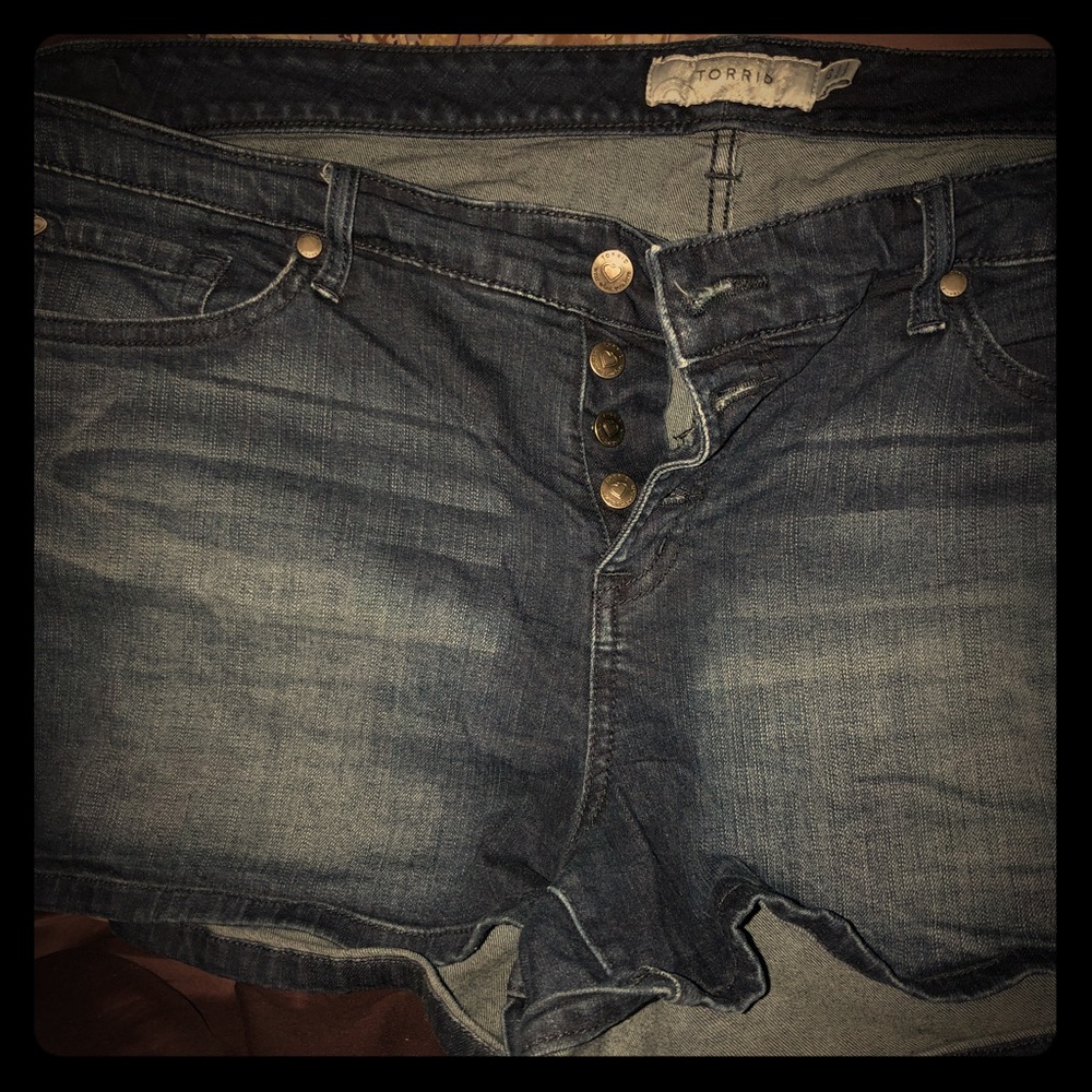 Torrid sz20 dark wash button fly lace thigh shorts